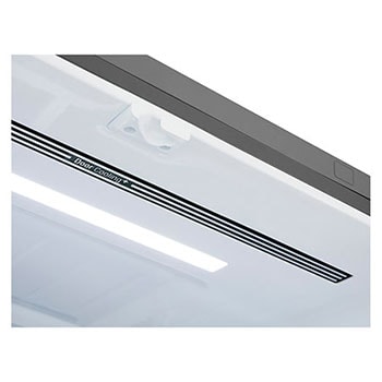 Vista cercana de la parte del congelador de un refrigerador de varias puertas.