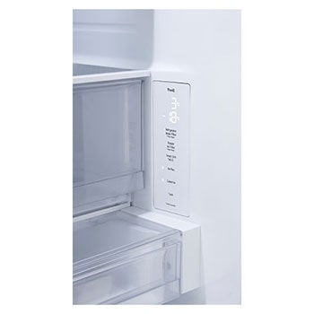 Vista cercana del LG ThinQ® de un refrigerador de varias puertas.