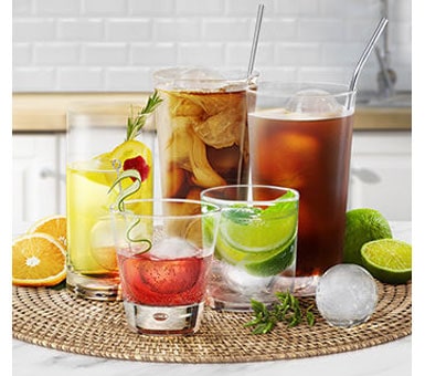 Diferentes bebidas preparadas con hielo circular Craft Ice