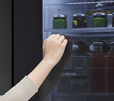 Golpeteo suave en el panel del refrigerador