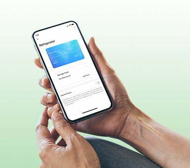 Mano que sostiene un celular con la app LG ThinQ