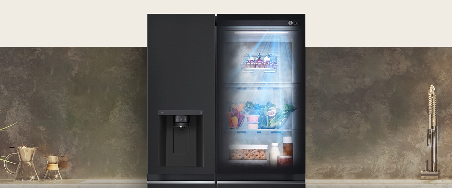 Vista frontal de un refrigerador InstaView negro con la luz interior encendida. El contenido del refrigerador se puede ver a través de la puerta InstaView. Los rayos de luz azules iluminan el contenido gracias a la función DoorCooling.