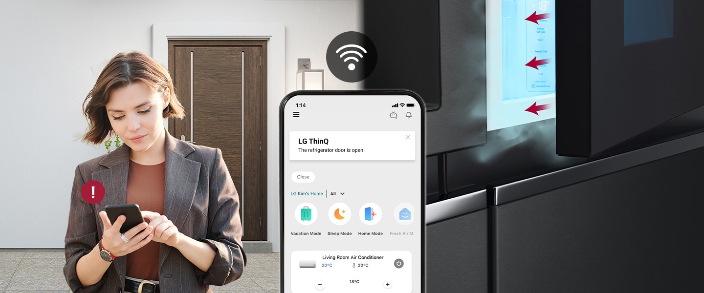 La imagen de la izquierda muestra a una mujer parada fuera de la casa. La imagen de la derecha muestra que la puerta del refrigerador se ha quedado abierta. En primer plano de las dos imágenes se ve la pantalla del teléfono, que muestra las notificaciones de la aplicación LG ThinQ y el ícono de wifi encima del teléfono.
