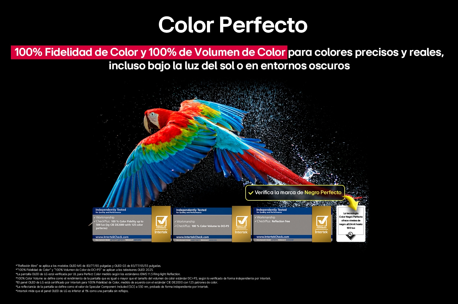 Un loro colorido en ultra alta definición sobre un fondo negro. A su alrededor hay gotas de agua suspendidas en el aire. La imagen muestra un Color Perfecto, ya que cada tono diferente del cuerpo del loro es vibrante y vívido. Se observan diferentes certificaciones de logotipos de UL e Intertek. Estos se refieren a su 100 % de fidelidad de color y 100 % de volumen de color. También se observa un texto: Verifica la marca de certificación de Color Perfecto.