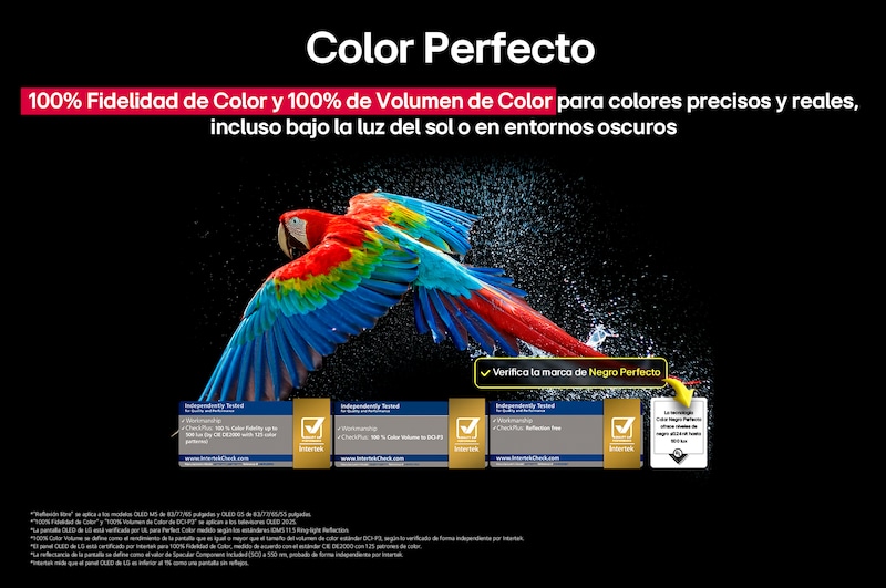 Un loro colorido en ultra alta definición sobre un fondo negro. A su alrededor hay gotas de agua suspendidas en el aire. La imagen muestra un Color Perfecto, ya que cada tono diferente del cuerpo del loro es vibrante y vívido. Se observan diferentes certificaciones de logotipos de UL e Intertek. Estos se refieren a su 100 % de fidelidad de color y 100 % de volumen de color. También se observa un texto: Verifica la marca de certificación de Color Perfecto.
