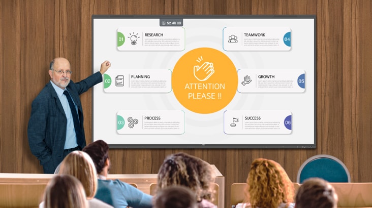 El profesor está utilizando la función de efecto de atención del TR3PN para captar la atención de los alumnos.