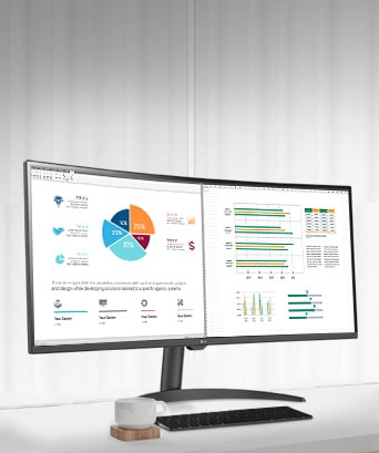 Sobre la mesa hay un monitor inteligente que muestra un documento de oficina en el que se está trabajando. A la izquierda del monitor hay una taza con asa y a la derecha, un teléfono móvil, un portalápices y un soporte.