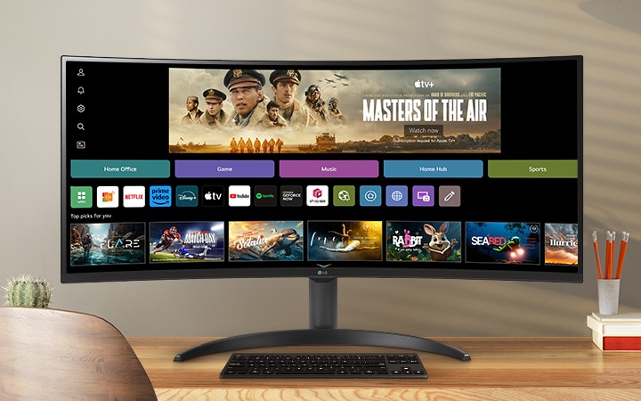 Hay un monitor en el escritorio, y la pantalla del monitor alterna entre mostrar la pantalla de webOS Homeboard y una vista de pantalla dividida de una oficina en casa.