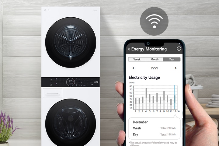 Lavadora en cuarto de lavado. Mano con teléfono muestra pantalla con info de mantenimiento, energía y símbolo WiFi.