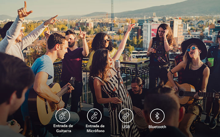 Hay gente disfrutando de un concierto acústico con LG xboom XL7T. Debajo de la imagen, hay una guitarra.