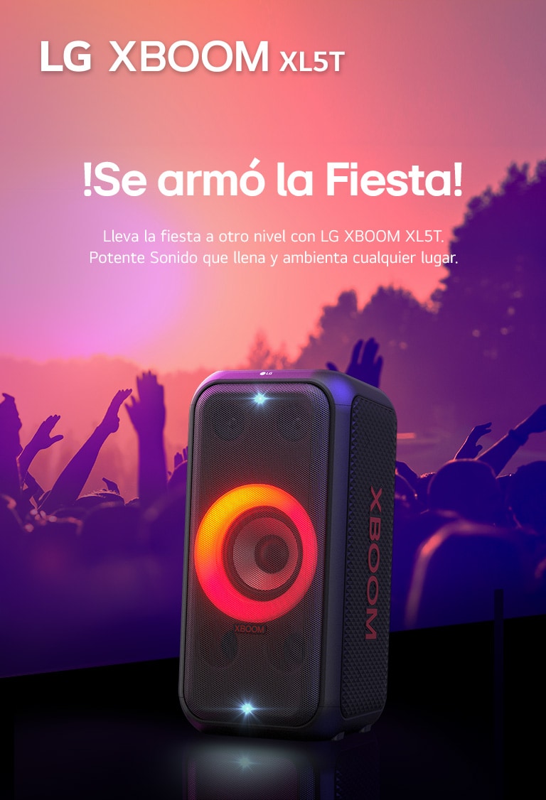 El LG xboom XL5T está ubicado en el escenario con una iluminación en gradiente rojo-naranja encendida. Detrás del escenario, la gente disfruta de la música.