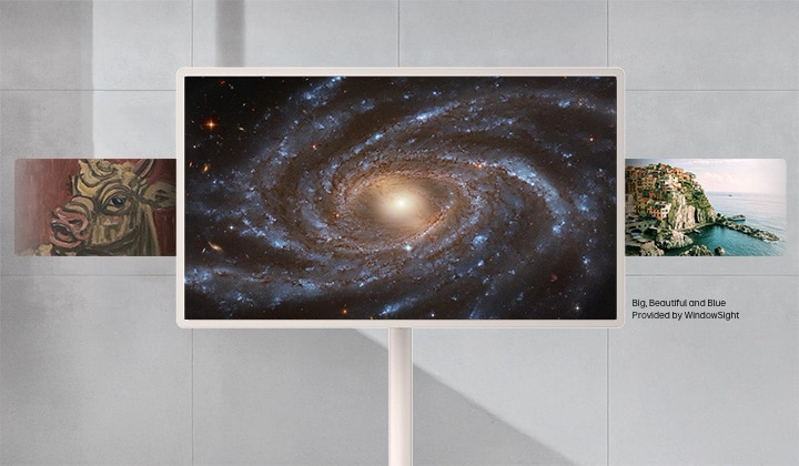 LG StanbyME 2 Max LX6 Movable Screen mit LG Gallery+ zeigt das Spiralgalaxie-Kunstwerk "Big, Beautiful and Blue" von WindowSight auf dem Bildschirm und bietet kuratierte Kunst, die den Raum mit einer galerieähnlichen Präsenz personalisiert.