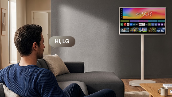 LG StanbyME 2 Max LX6 Beweglicher Bildschirm mit Fernfeld-Spracherkennung wird durch einen Sprachbefehl aktiviert, wenn eine Person im Raum "Hi, LG" zum Bildschirm sagt, was auf eine freihändige Sprachinteraktion innerhalb der TV-Oberfläche hinweist.