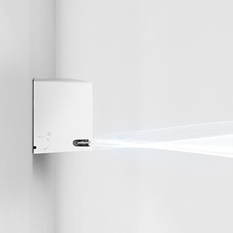 Image of LG air conditioner demonstrating AI Air function, automatically adjusting airflow for user comfort.
