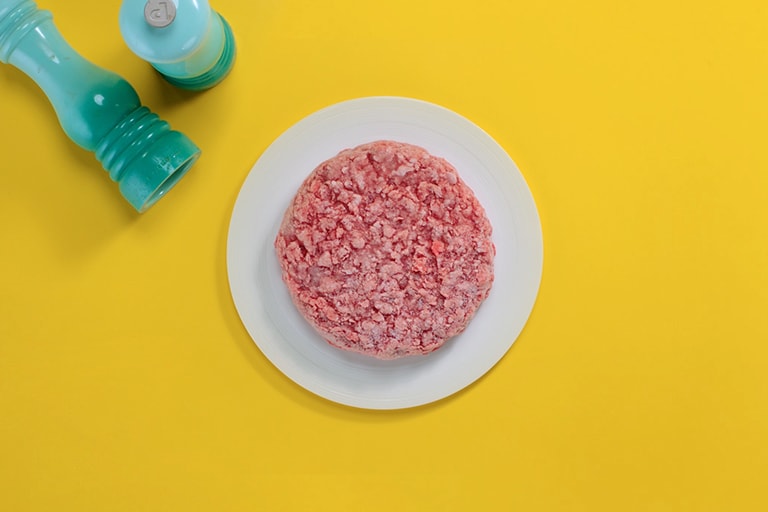 The animation shows that a meat is being defrosted more evenly by  LG NeoChef™ in comparison to the other one being defrosted by conventional microwave oven.