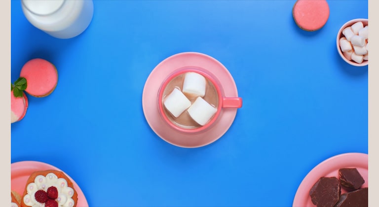 The animation shows a even heating technology of LG NeoChef™ through the process of making hot chocolate.