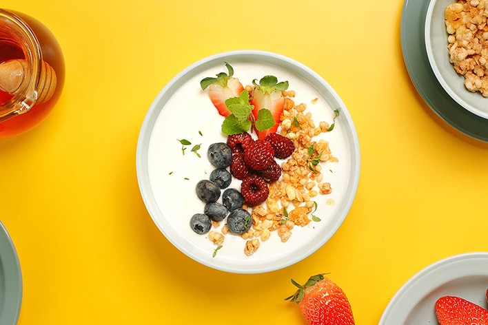 The video shows that a process of making home-made yogurt by using NeoChef microwave oven.