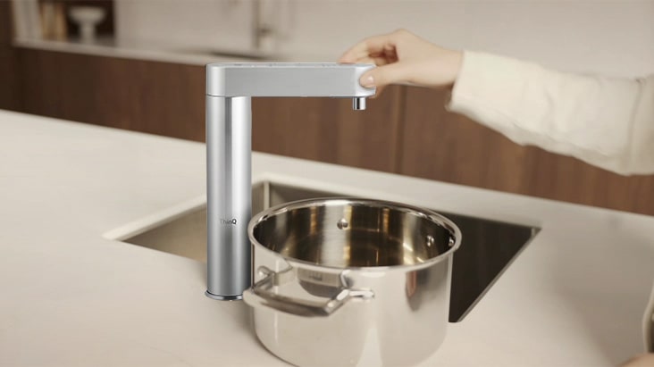 A video placing bowls of various sizes in front of the water purifier	