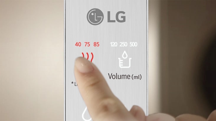 A video pouring hot water using the preset temperature feature of the purifier	