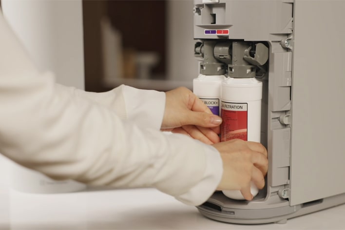 A video replacing the water purifier filter	