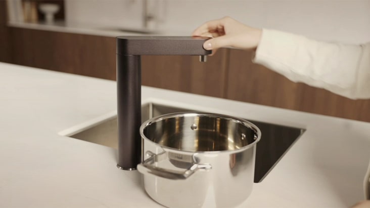 A video placing bowls of various sizes in front of the water purifier	