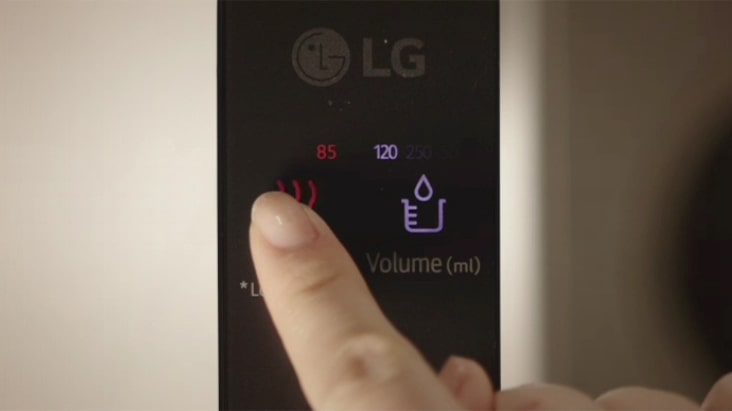 A video pouring hot water using the preset temperature feature of the purifier	