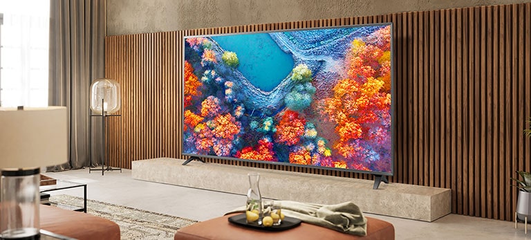 In the living room, there is a slim bezel TV, and the TV’s vivid screen pairs well with the interior.