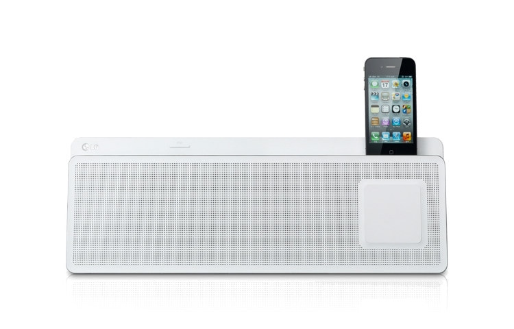 Front view of LG ND5520 DOCKING STATION MAKING LIFE SIMPLE. DELIVERING OUTSTANDING SOUND FROM YOUR IPOD/IPHONE &amp; IPAD, LISTENING TO YOUR FAVOURITE TUNES ON YOUR FM RADIO ND5520