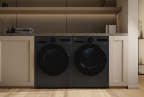Een video van een zwarte LG wasdroogoplossing die is geïnstalleerd in verschillende moderne wooninterieurs.