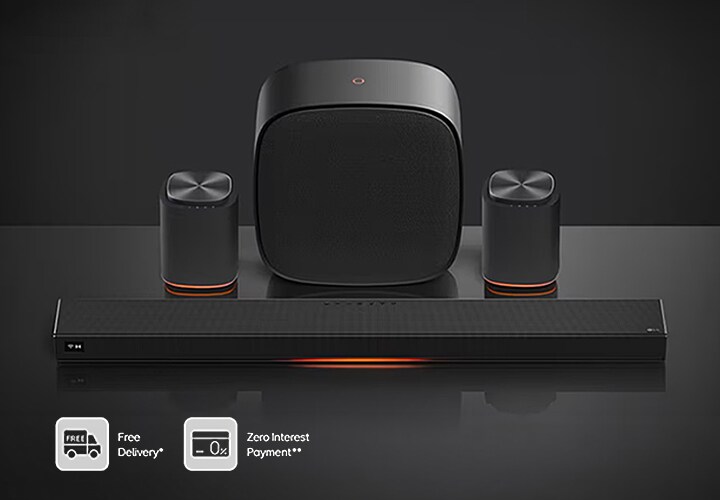 LG TV met Sound Suite presenteert luidsprekers en een strakke soundbar in een donkere omgeving, die meeslepende, hoogwaardige thuisgeluidsprestaties bieden, met de tekst "Gratis levering" en "Nulrentebetaling" hieronder zichtbaar.