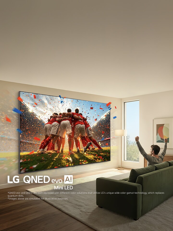 LG QNED evo AI QNED90 115-inch Ultra Big TV is aan de muur gemonteerd in een woonkamer en biedt een stadionsportviering met levendige kleuren en verfijnde beeldkwaliteit op een breed scherm terwijl een gezin samen juicht.