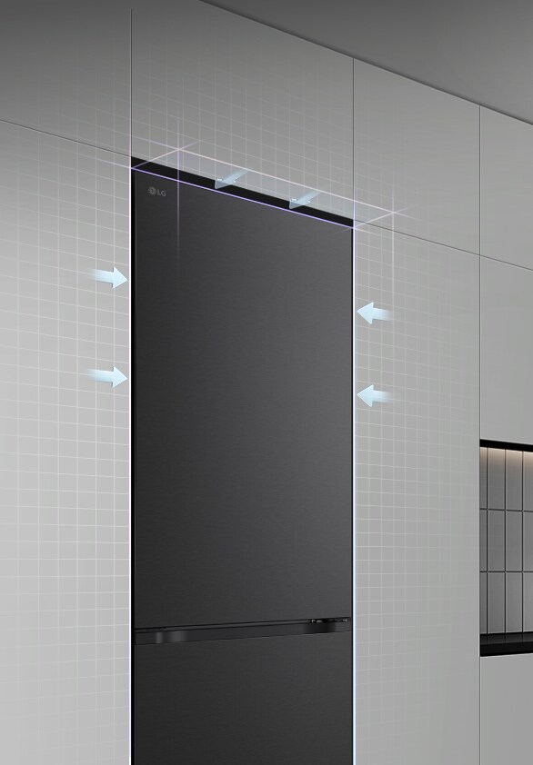 LG koel- vriescombinatie (GBBS322CEV) ingebouwd in hoge grijze kasten met blauwe pijlen die naar de boven- en voorkant wijzen