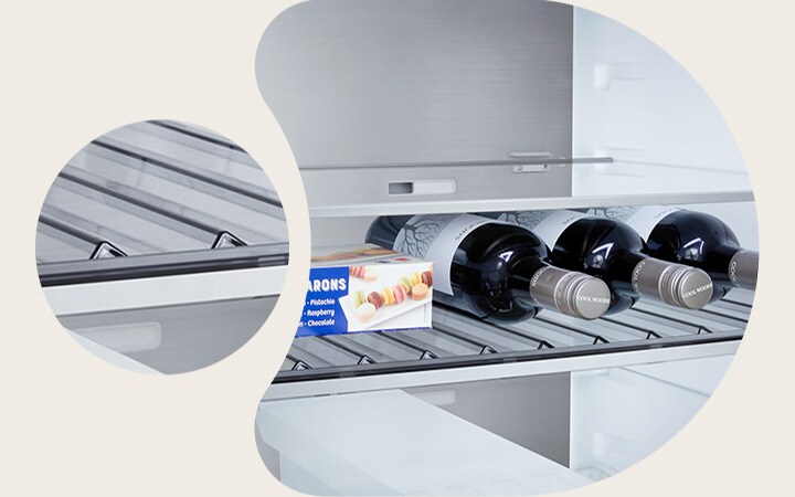 LG koelkast diepvriezer (GBBS322CEV) close-up van wijnrek met vier flessen en doos macarons met rekontwerp vergroot in cirkelvormig beeld