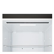 LG koel-vriescombinatie (GBBS322CEV) close-up van een wijnrek met vier flessen en een doos macarons, waarbij het rekontwerp vergroot is in een cirkelvormige afbeelding