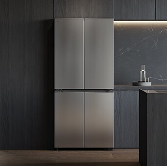 Vooraanzicht van een LG-koelkast met de AI ThinQ-interface zichtbaar aan de buitenzijde.