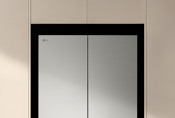 Een LG-koelkast geplaatst tussen keukenkasten in een moderne keuken.