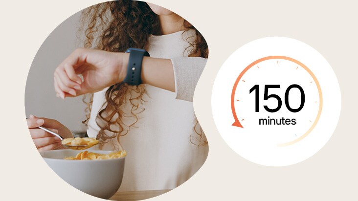 Een vrouw eet ontbijt terwijl ze op haar horloge kijkt. Rechts staat “150 minuten” met een cirkelvormige pijl.