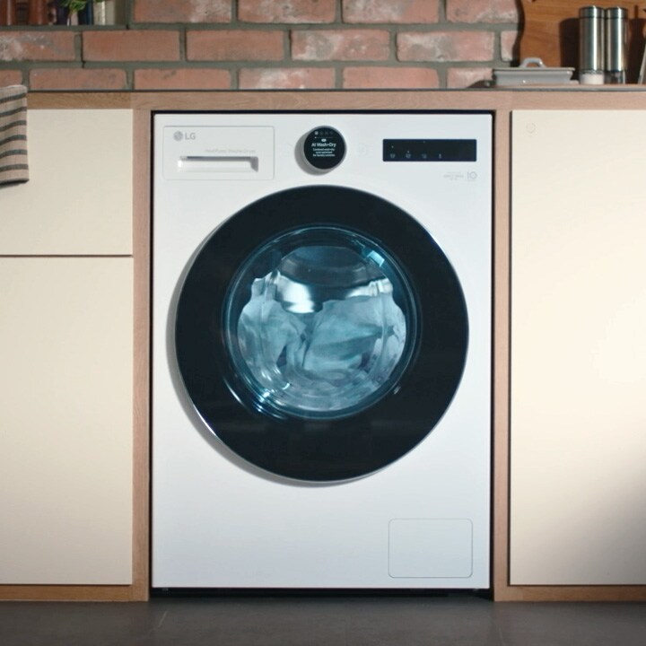 De LG was‑droogcombinatie is strak ingebouwd in een beige keukenkast.