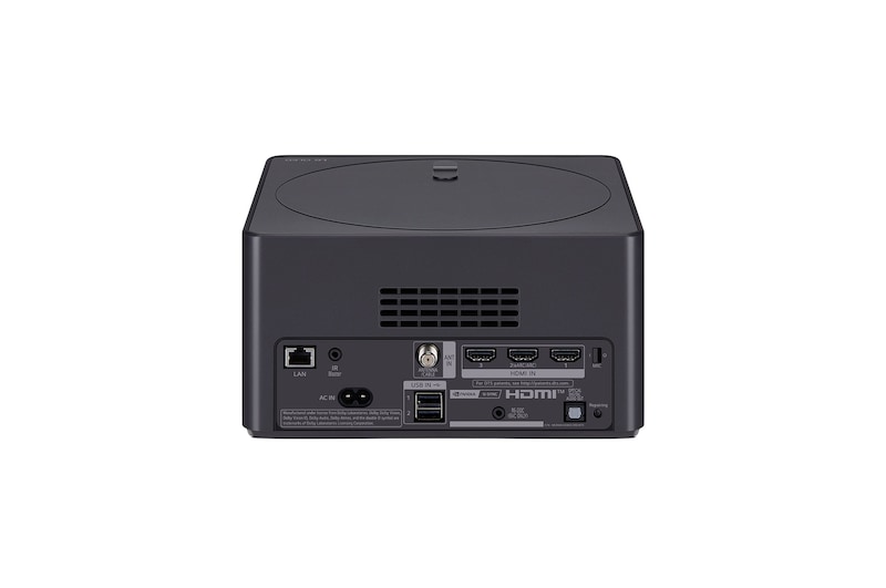 Een LG OLED evo M4 gemonteerd op een muur in de woonkamer en daarvoor een laptop op een tafel met dezelfde racinggame. Een close-up van een Zero Connect Box op een kleinere tafel met eronder een verbonden console en een rood wifisignaal en rode straal die naar de tv gaan. De woorden “hassle FREE” (gebruiksgemak) in de hoek linksonder.