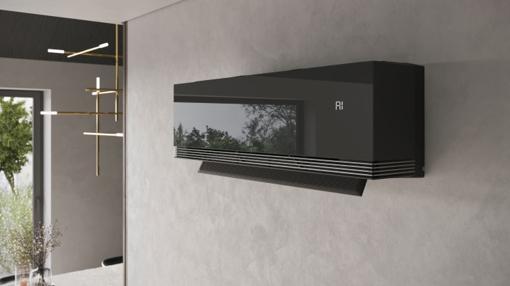 LG ARTCOOL airconditioner met een strakke zwarte spiegelglazen afwerking, gemonteerd op een moderne muur, met '18' op het digitale paneel.