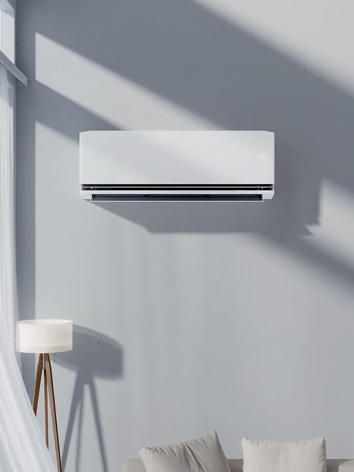 Wandgemonteerde LG airconditioner met videopan om het slanke ontwerp en de 18°C temperatuuraanduiding te benadrukken.