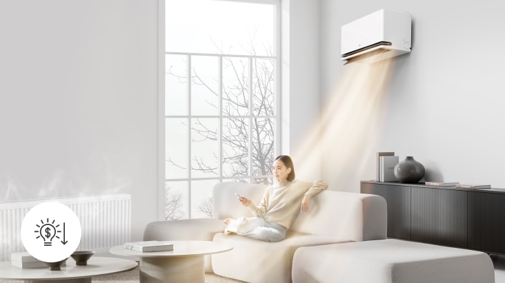 Een vrouw ontspant met een warmtepomp airconditioner en een verwarming die eronder werkt. Een kostenbesparingspictogram verschijnt in de hoek.