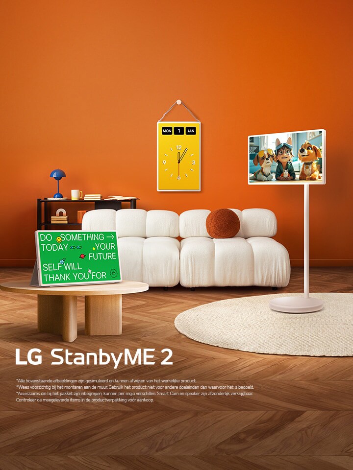 De LG StanbyME 2 LX6 Movable Screen met rijwiel en afneembaar display is weergegeven in een woonruimte, met één scherm op een bureau, één aan de muur gemonteerd en één op een vloerstandaard, voor flexibel gebruik in verschillende kijksituaties.