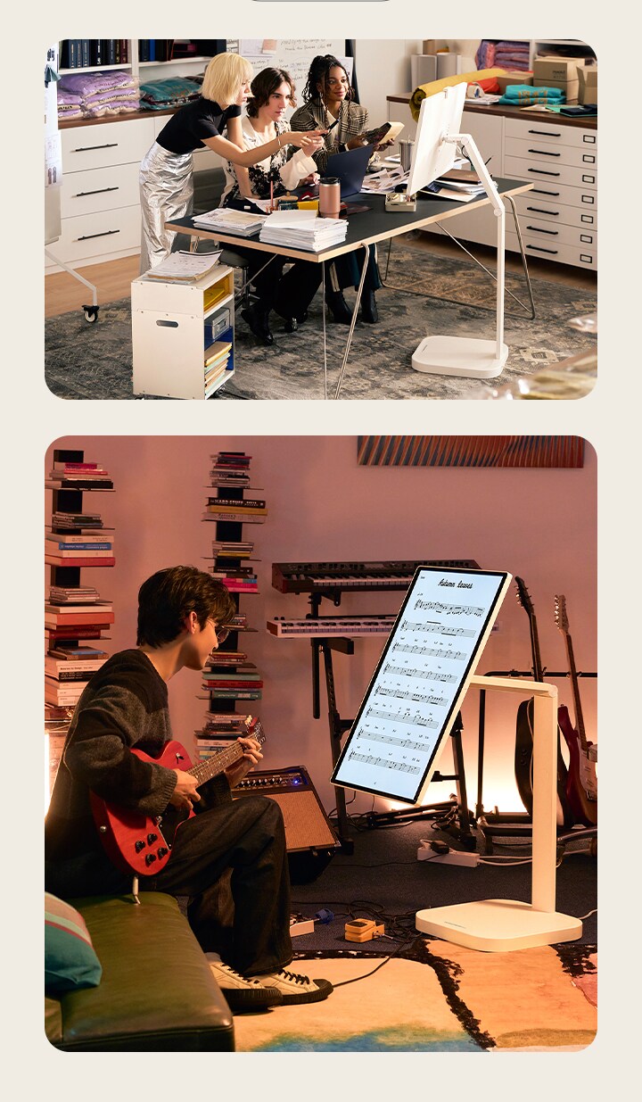 Twee verschillende lifestyle-scènes met de LG Smart Monitor Swing. In de ene scène werken drie mensen samen aan een bureau met de monitor op de verstelbare standaard in een werkomgeving. In de andere scène speelt een persoon thuis gitaar terwijl bladmuziek verticaal wordt weergegeven op de LG Smart Monitor Swing.