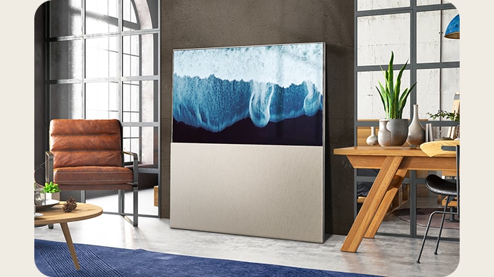 Een stijlvolle woning met de LG OLED Objet Collection Easel aan de muur. Vanuit deze hoek lijkt het bijna een kunstwerk in plaats van een tv.
