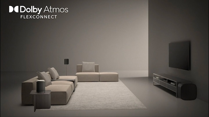 Een LG OLED evo AI G6 Sound Suite met DAFC (Dolby Atmos FlexConnect) in een ruime kamer waar de tv en draadloze luidsprekers vrij zijn geplaatst, waardoor een meeslepende Dolby Atmos audio-ervaring wordt geboden die geoptimaliseerd is voor flexibele plaatsing van luidsprekers.