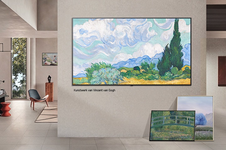 Interieur van een verfijnd huis. Er worden veel verschillende kunstwerken getoond. Aan de muur in het midden hangt een LG TV met populair kunstwerk op het scherm. De TV lijkt op een schilderij uit een museum. 