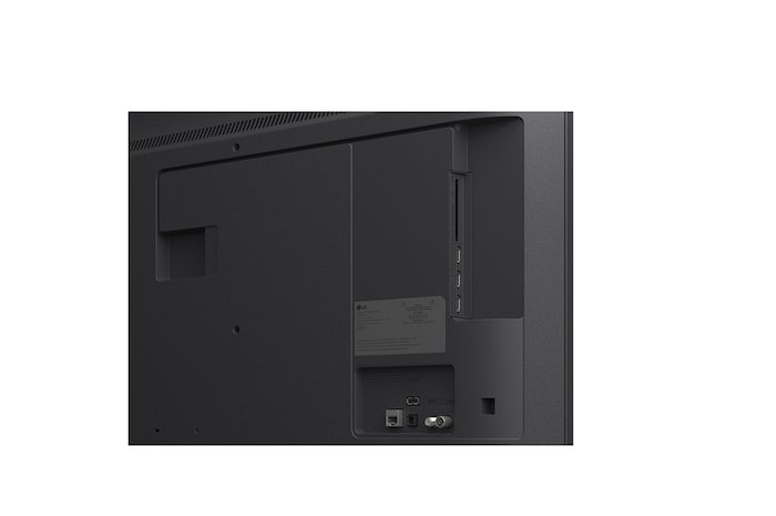 LG TV-scherm met een AI Magic Remote op de voorgrond. De AI-knop is gemarkeerd en een tekstballon toont tekst, stel een film voor die ik leuk vind. Op het scherm zien we het gebruikerspictogram E, dat aangeeft hoe AI Voice ID in staat was om te identificeren welke gebruiker het was en gepersonaliseerde aanbevelingen te geven op basis van alleen hun stem.
