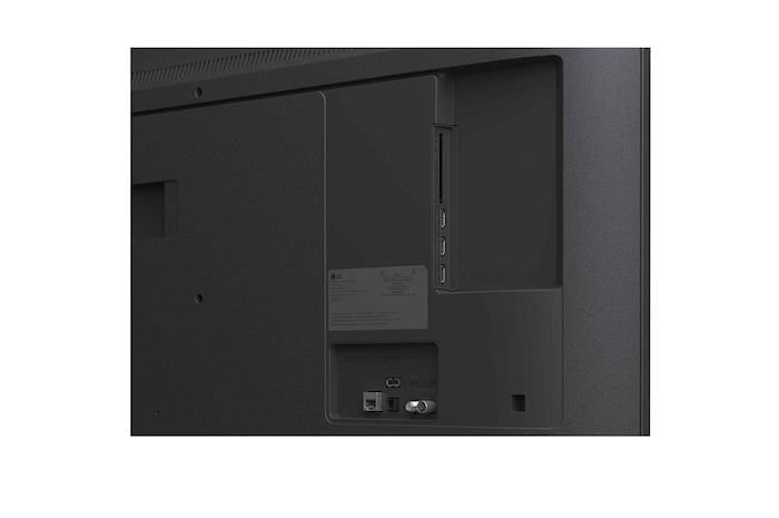 LG AI Magic Remote met de AI-knop gemarkeerd. Daaromheen staan de verschillende functionaliteiten die een gebruiker met de knop kan openen. AI Voice ID, AI Search, AI Chatbot, AI Concierge, AI Picture Wizard, AI Sound Wizard. De tekst legt uit dat de LG AI Magic Remote je AI Experience compleet maakt met een speciale AI-knop en kan worden gebruikt als muis. Gewoon aanwijzen en klikken.