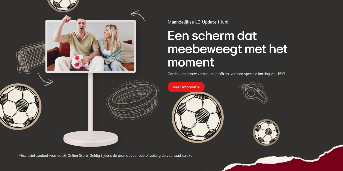 Op het scherm van de StanbyME 2 is een koppel op de bank te zien; de man houdt een pluche voetbal vast en juicht met een gebalde vuist, terwijl de vrouw naast hem glimlacht.